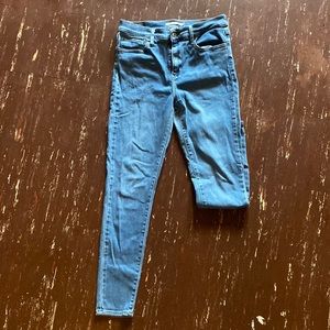 Levi’s blue 720 high rise super skinny women’s size28